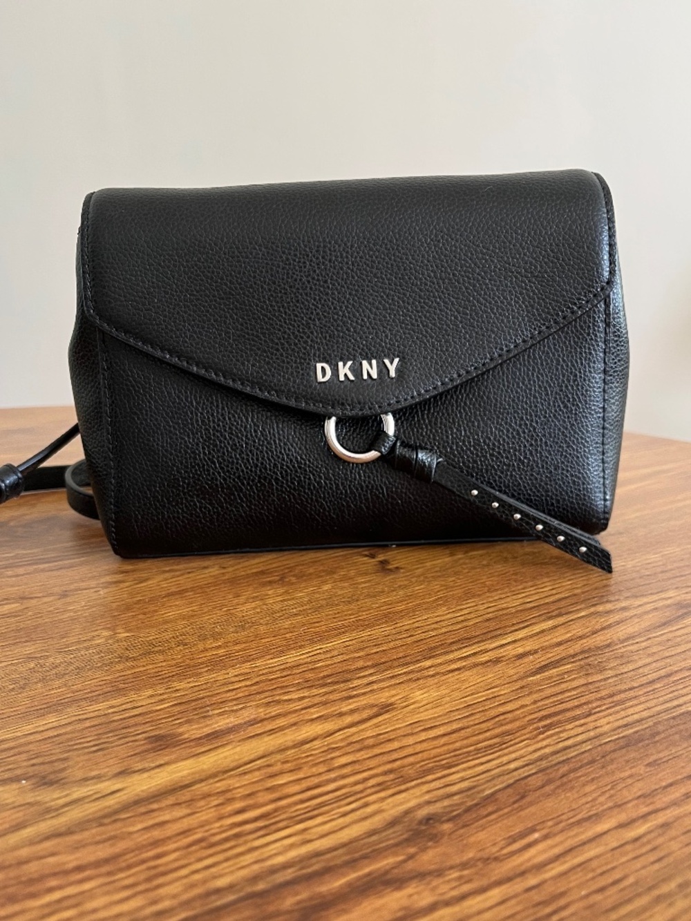 DKNY, black bag, magnetic clasp. Size 6,5x5,0 in